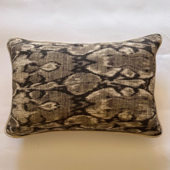 Set of 4 pillows 22 x 14 inches